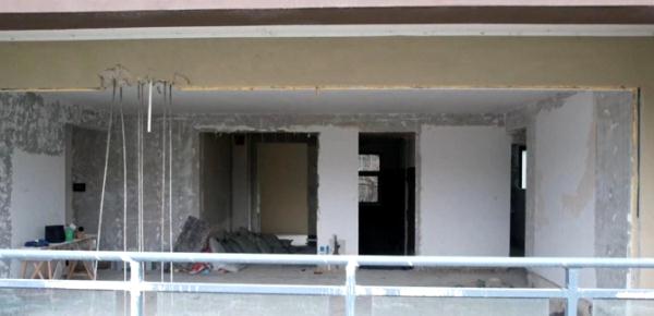 楼上“野蛮装修”，楼下天花板被打薄得剩层皮