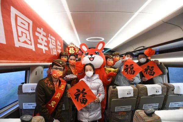 春运列车，喜气洋洋！