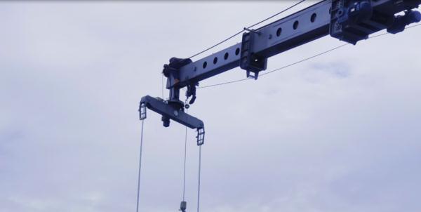 紧急！一男子爬上塔吊欲轻生！