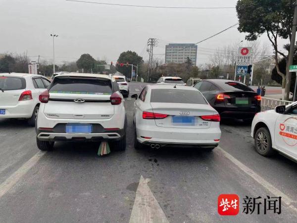 马路上车多他选择抢行,结果一股道内两车撞在一起 马路上车多他选择抢行,结果一股道内两车撞在一起