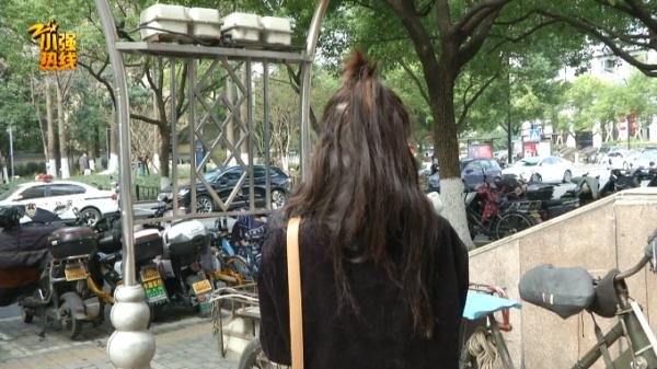 后悔！杭州女子烫发后，及腰长发“全碎了”：简直是毁容…