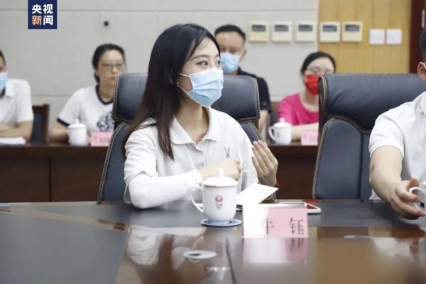 “闪光假肢”女孩，有新身份