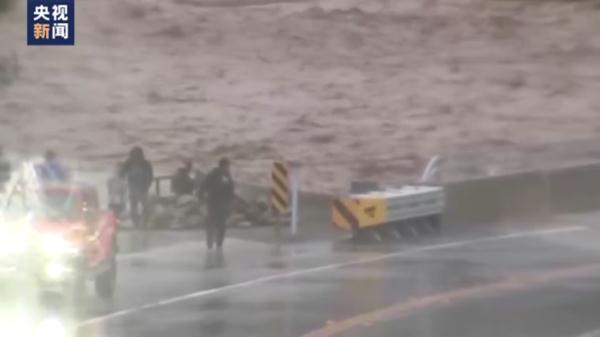 美国加州多地强降雨 超三千万人面临洪水风险