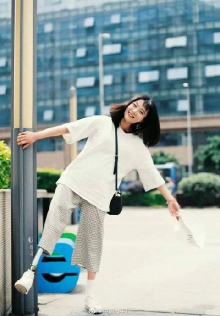 钢腿女孩牛钰当宣人大代表 钢腿女孩牛钰当宣人大代表