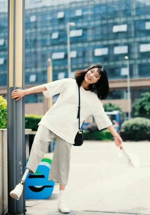 “闪光假肢”女孩，有新身份