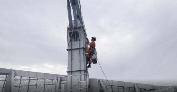 紧急！一男子爬上塔吊欲轻生！
