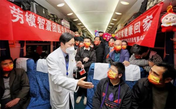 春运列车，喜气洋洋！