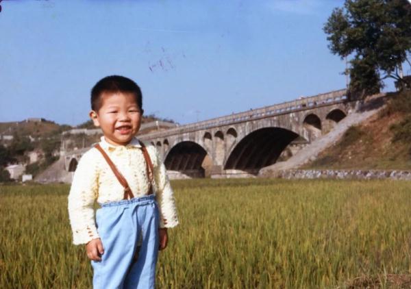当工装打扮的粗糙大叔触碰琴键，神奇的一幕发生了！