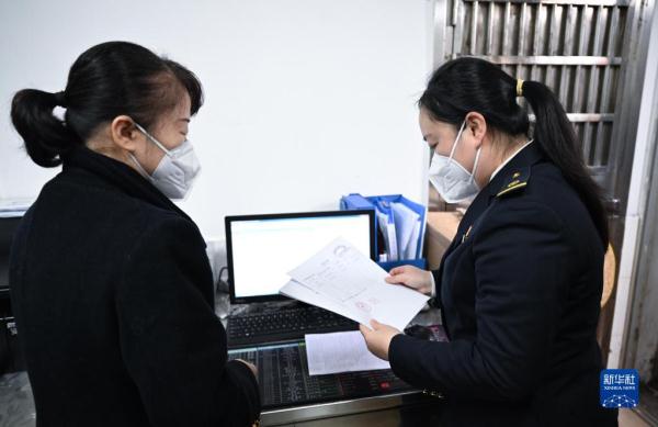新华全媒+丨跨越琼州海峡的春运爱情——隔海相望的“班长夫妻”