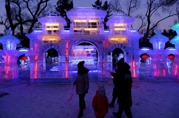 哈尔滨：冰灯流光溢彩醉游人
