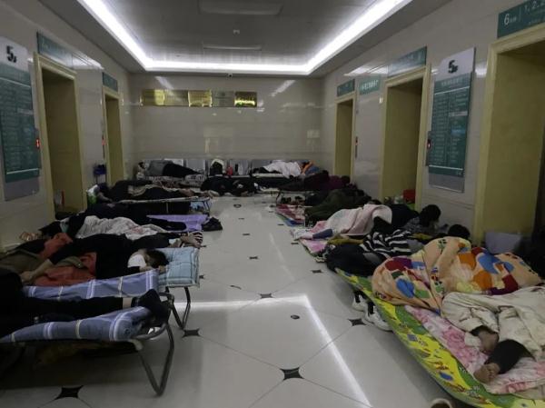 重症病房外，一个12岁女孩的父亲在等待