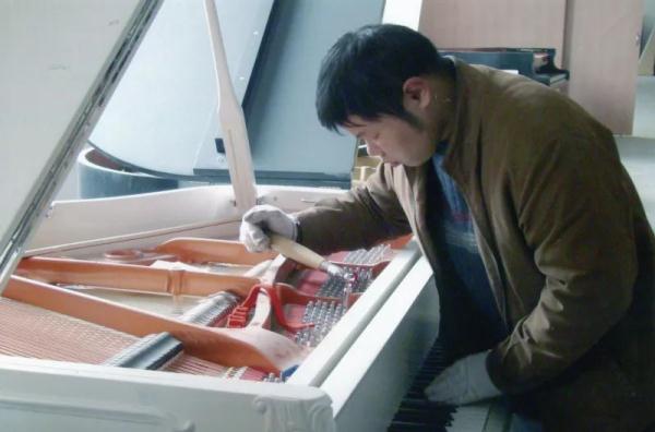 当工装打扮的粗糙大叔触碰琴键，神奇的一幕发生了！