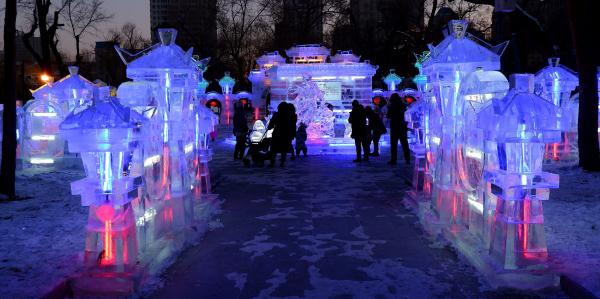 哈尔滨：冰灯流光溢彩醉游人