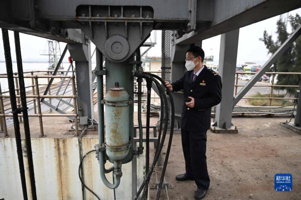 新华全媒+丨跨越琼州海峡的春运爱情——隔海相望的“班长夫妻”