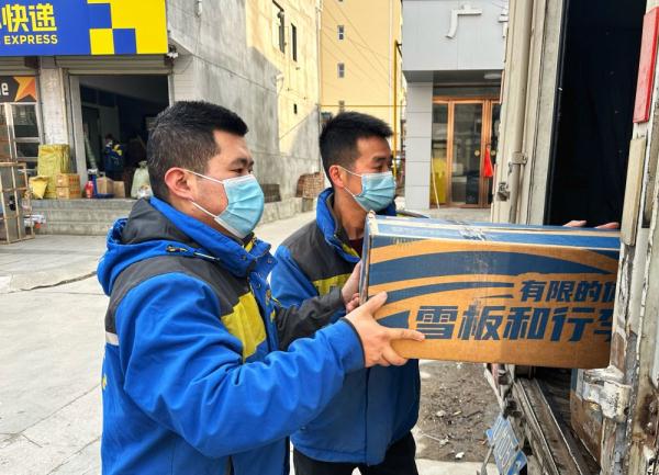 新春走基层|快递小哥李新平的“雪生金”之路 新春走基层|快递小哥李新平的“雪生金”之路