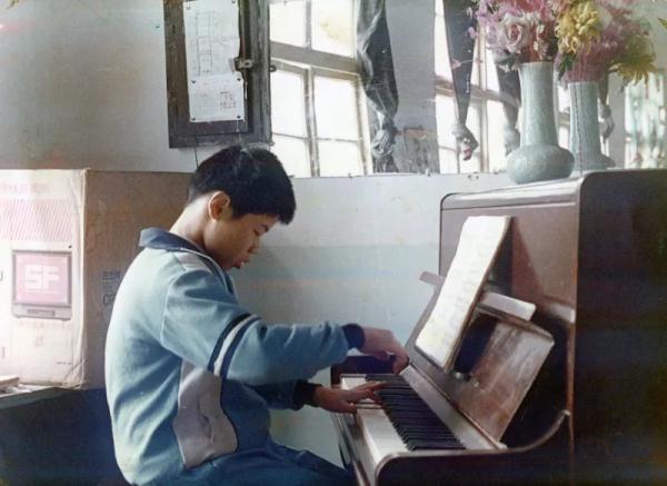 当工装打扮的粗糙大叔触碰琴键，神奇的一幕发生了！