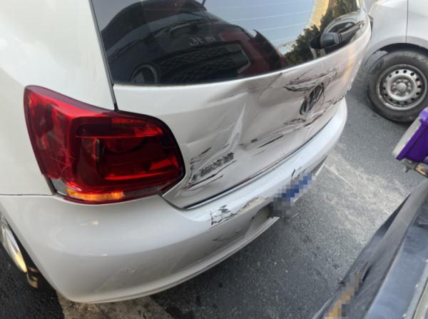 轿车“任性”变道进大车盲区，被推行数十米……