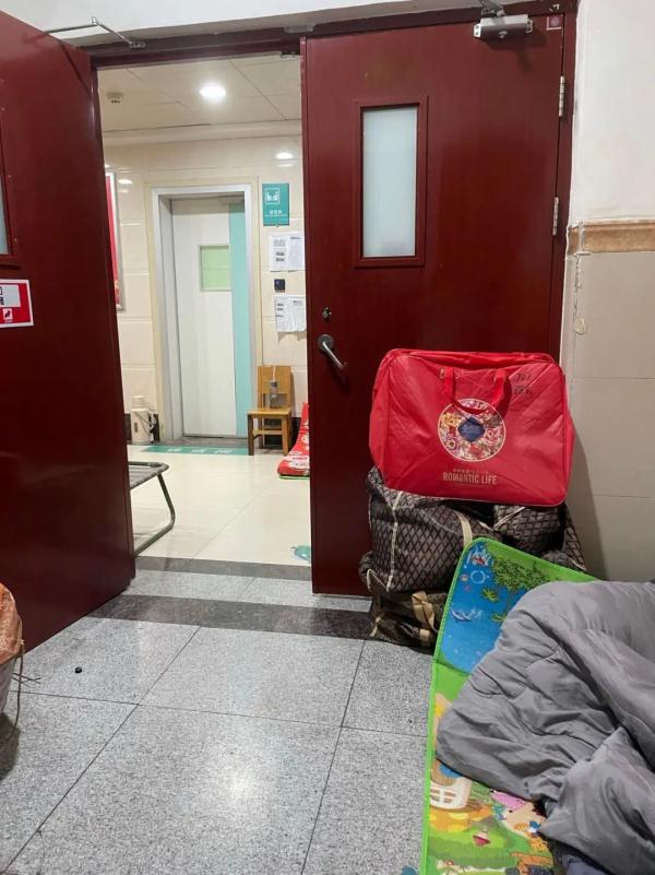 重症病房外，一个12岁女孩的父亲在等待