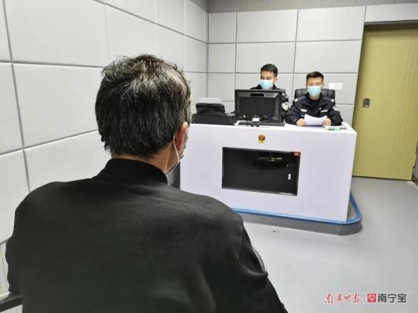 男子穿警服进站乘车，没想到遇见真警察······