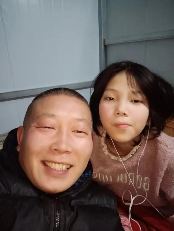 重症病房外，一个12岁女孩的父亲在等待