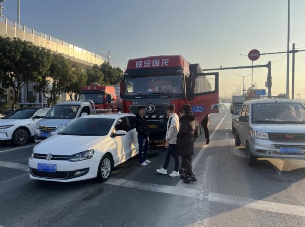 轿车“任性”变道进大车盲区，被推行数十米……