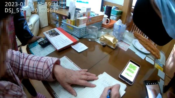 91岁阿婆联系不上女儿心急如焚，民警忐忑地拨通了境外电话……