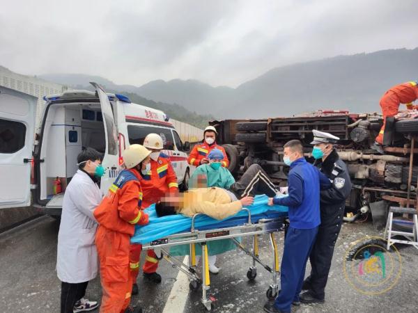 事发福州，货车在高速岔路口翻车！多人被困