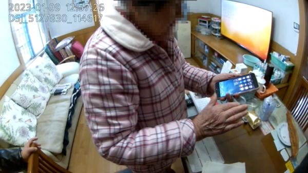 91岁阿婆联系不上女儿心急如焚，民警忐忑地拨通了境外电话……