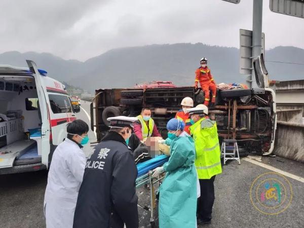 事发福州，货车在高速岔路口翻车！多人被困