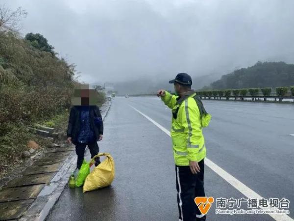 一男子高速上雨中“漫步” ，交警尝试交谈他却一言不发