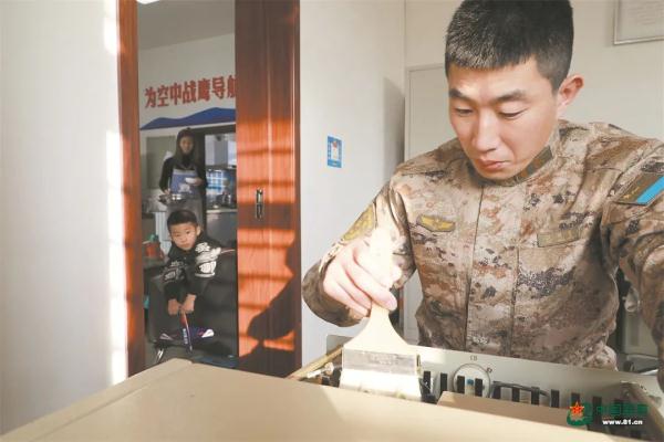 “夫妻台站”：你去哪里站岗，我就去哪里守着你
