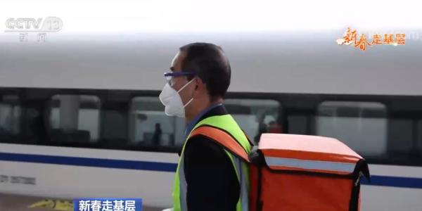 新春走基层｜高铁站里的外卖“跑叔” 日行三万步