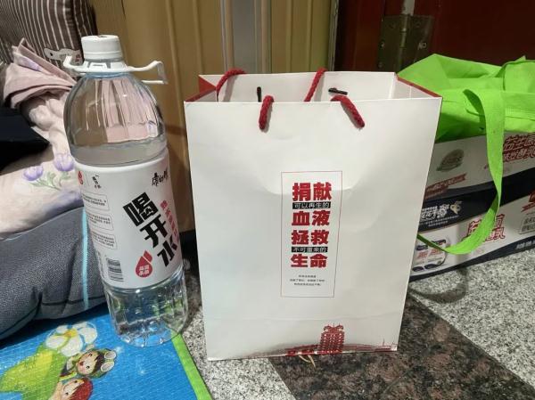 重症病房外，一个12岁女孩的父亲在等待