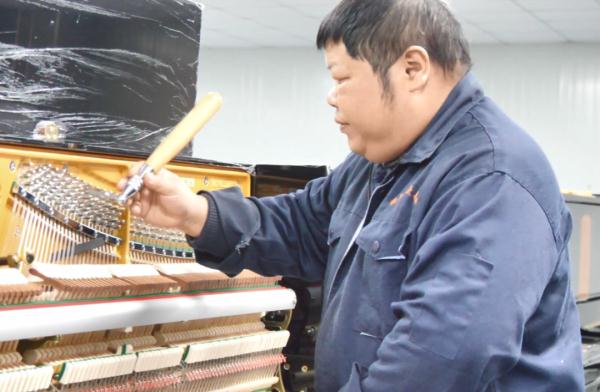 当工装打扮的粗糙大叔触碰琴键，神奇的一幕发生了！