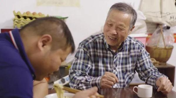 当工装打扮的粗糙大叔触碰琴键，神奇的一幕发生了！