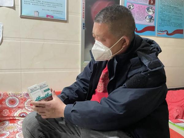 重症病房外，一个12岁女孩的父亲在等待