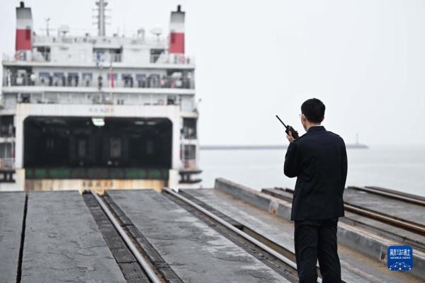 新华全媒+丨跨越琼州海峡的春运爱情——隔海相望的“班长夫妻”
