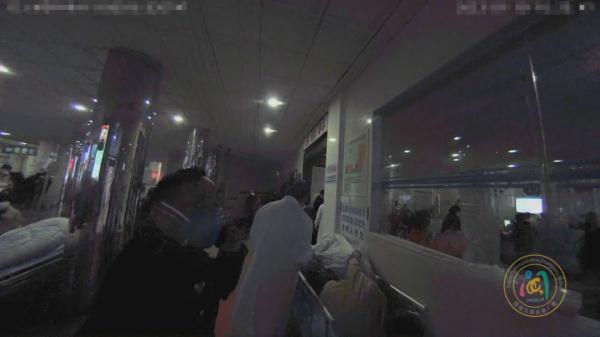 事发福州，货车在高速岔路口翻车！多人被困