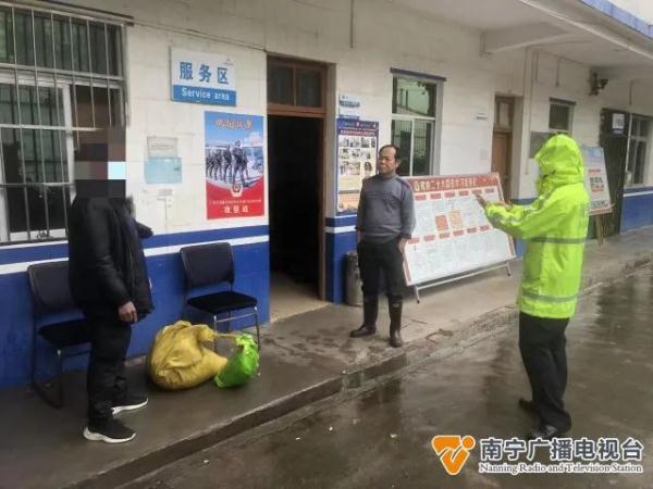 一男子高速上雨中“漫步” ，交警尝试交谈他却一言不发
