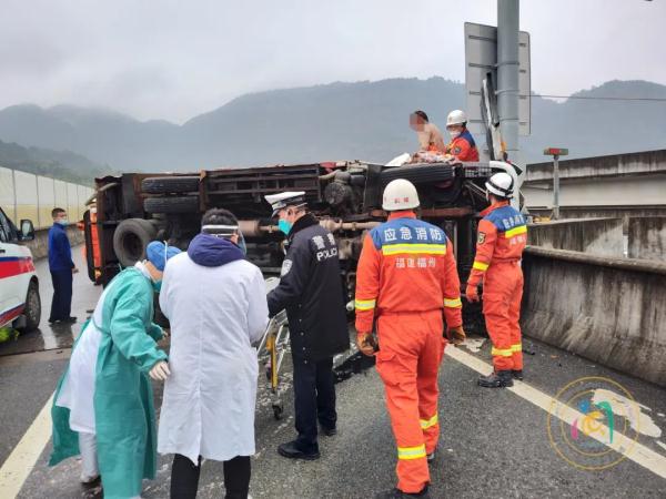 事发福州，货车在高速岔路口翻车！多人被困