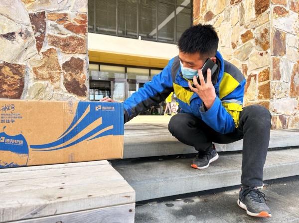 新春走基层|快递小哥李新平的“雪生金”之路 新春走基层|快递小哥李新平的“雪生金”之路