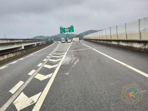 事发福州，货车在高速岔路口翻车！多人被困