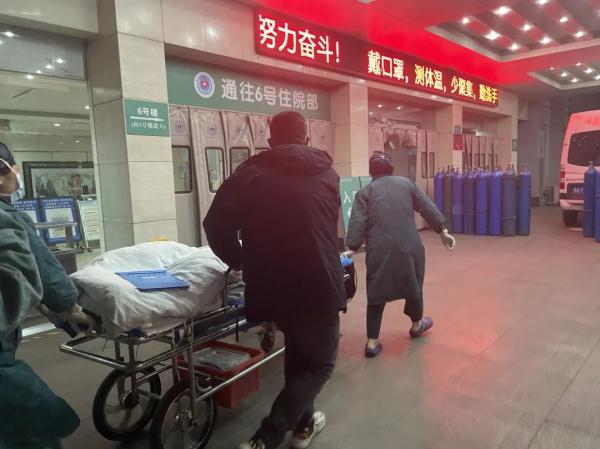 重症病房外，一个12岁女孩的父亲在等待