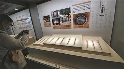 “岭南第一简”真身首度公开展出丨两千年前的“日记”写了啥？