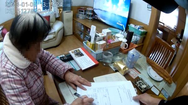 91岁阿婆联系不上女儿心急如焚，民警忐忑地拨通了境外电话……