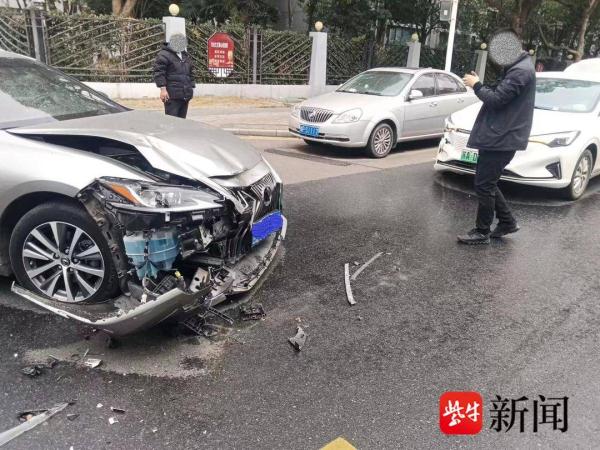 小车突然左拐撞上直行网约车，车头被撞废还负全责