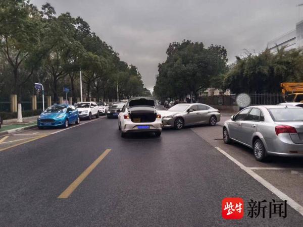 小车突然左拐撞上直行网约车，车头被撞废还负全责