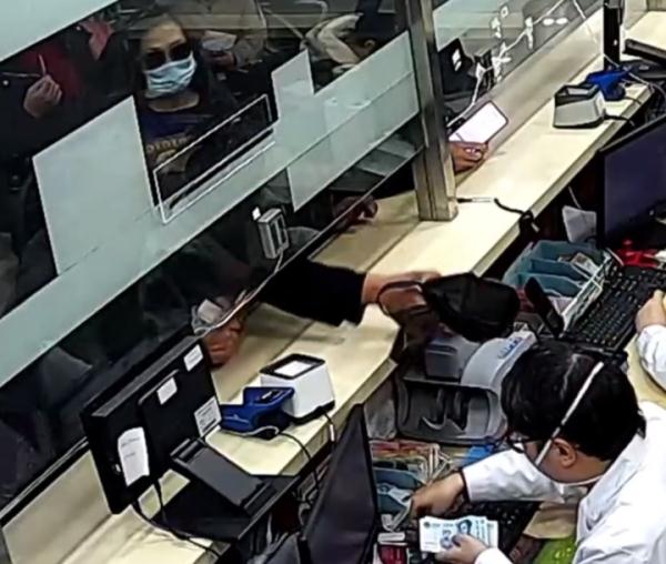 扔十万就走患者，曾以同样方式给老家医院捐十万