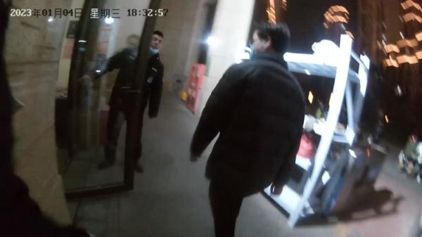海宁一名父亲将4岁的儿子留在车内，结果……