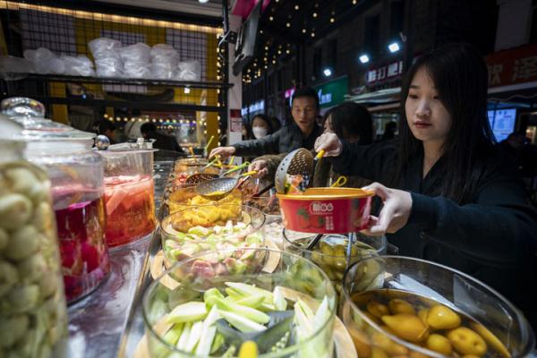 夜经济唤醒中国“春城”烟火气